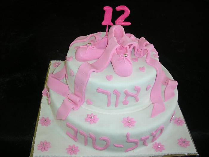 עוגת בת מצווה 2 קומות נעלי בלט מפוסלות